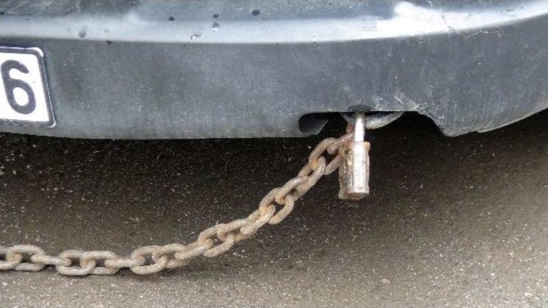 (&ouml;zel Haber) Minib&uuml;s&uuml;n&uuml; Elektrik Direğine Zincirledi