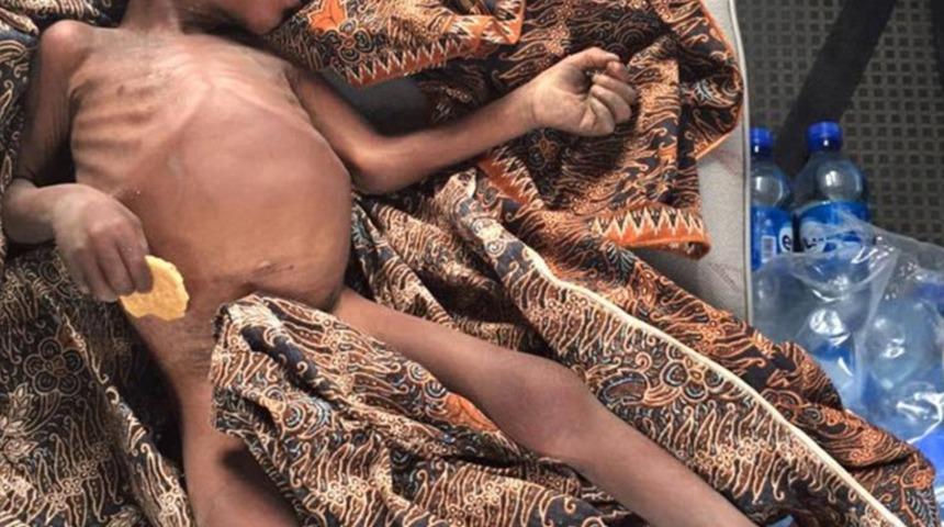 Ailesi tarafından &ouml;l&uuml;me tek edilen &ccedil;ocuğa iyilik meleği sahip &ccedil;ıktı 