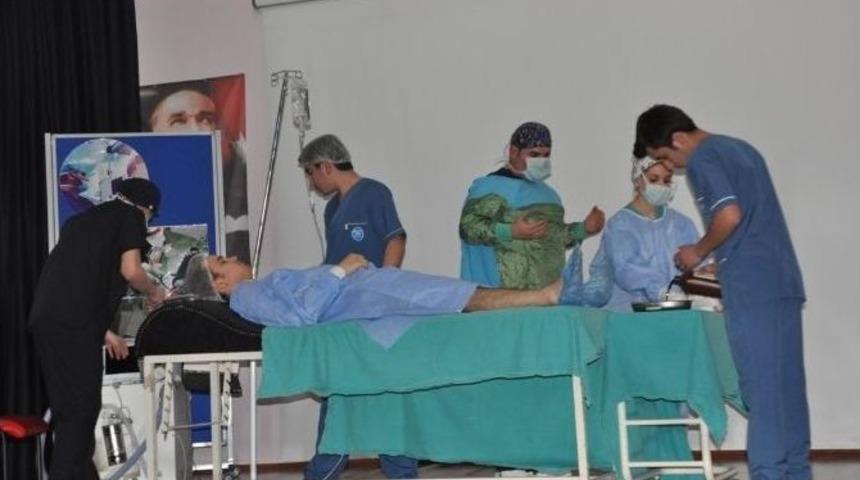 Sakaryalı &Ouml;ğrencileri, Anestezi Teknisyenler Ve Teknikerler G&uuml;n&uuml;&rsquo;n&uuml;n Resmiyet Kazanması İ&ccedil;in Gece D&uuml;zenledi