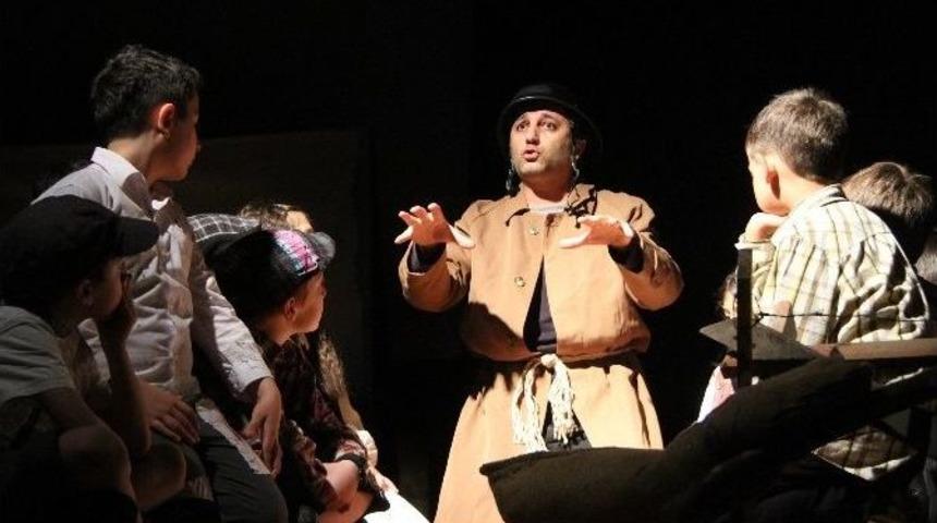 Gaziemir&rsquo;de &rsquo;savaş Oyunu&rsquo; İzleyiciyle Buluştu