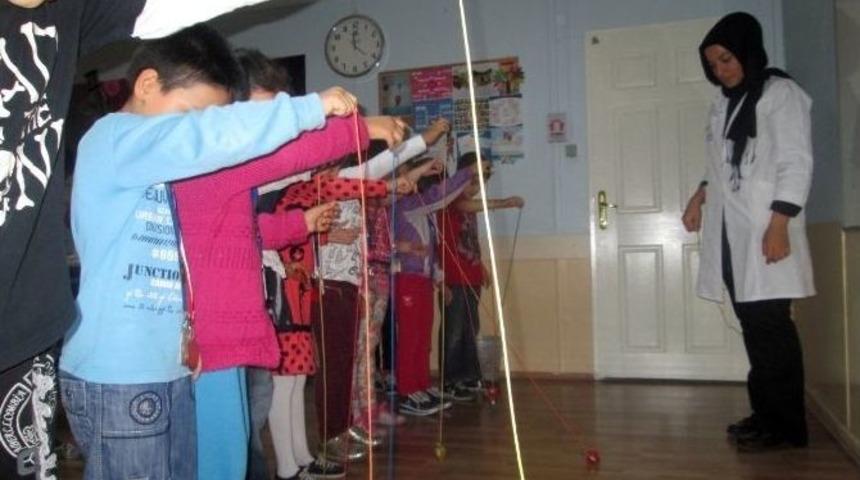 K&uuml;&ccedil;&uuml;k&ccedil;ekmeceli &Ccedil;ocuklar Dokuz Taş Oynuyor