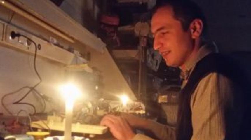 Elektrik Olmayınca Mumla &Ccedil;alıştılar