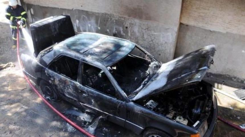 Gaziantep'te Park Halindeki Otomobil Kundaklandı