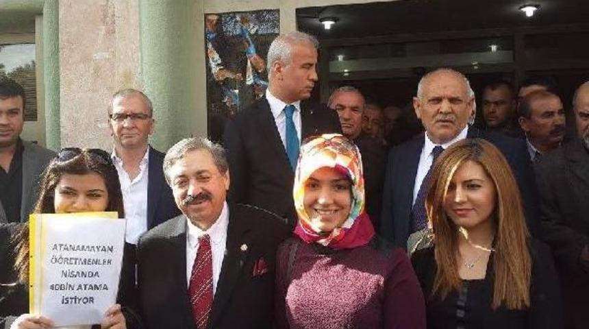 Atanamayan &Ouml;ğretmenler Ak Partili Vekillerden Yardım Istedi