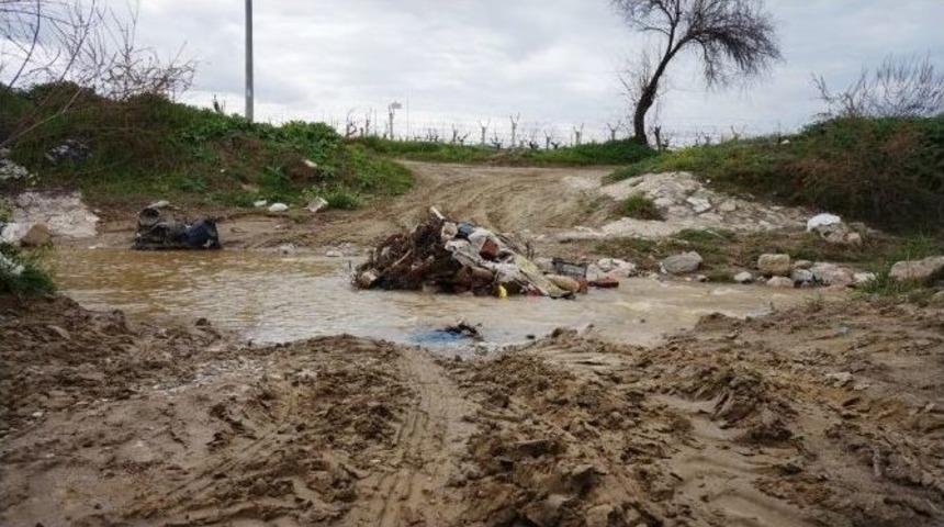 Sarıgöl’de Yolun Ortasına Dökülen Moloz Tepki Çekti