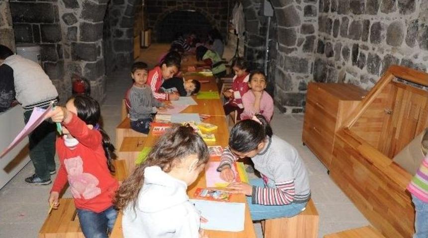 Diyarbakır&rsquo;da &Ccedil;ocuklar &Ccedil;izgi Ve Renkleriyle Mahalleleri Değiştirecek