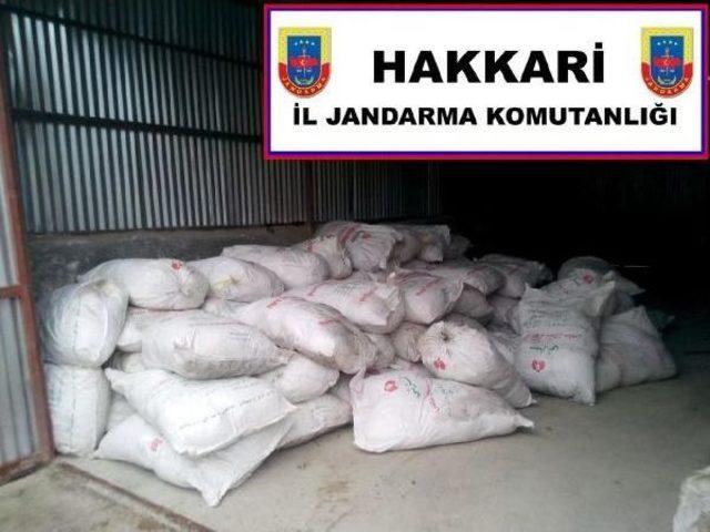 Hakkari'de 15 Ton Kaçak Çay Ele Geçirildi