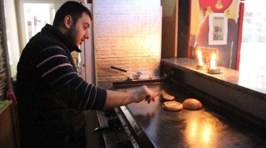 Denizli&rsquo;de Esnaf Mum Işığında &Ccedil;alışıyor