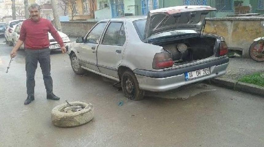 &Ccedil;orum'da 15 Otomobilin Lastiklerini Kestiler