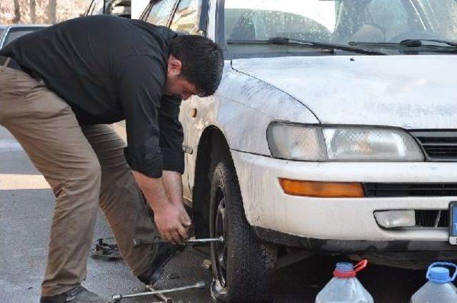 Çorum'da 15 Otomobilin Lastiklerini Kestiler