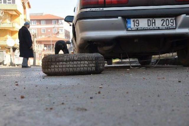 Çorum'da 15 Otomobilin Lastiklerini Kestiler