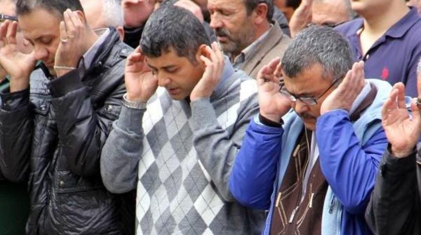 Odasındaki Gardropta Asılı Bulunan &Ccedil;ocuk Toprağa Verildi