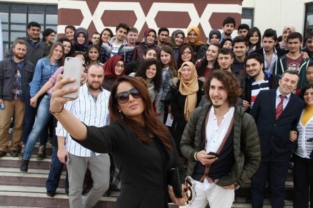 Sunucu Melike Emiroğlu, &Ouml;ğrencilerle S&ouml;yleşi Yaptı