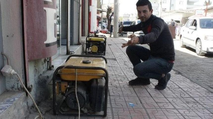 Esnaf Elektrik Kesintisini Jenerat&ouml;rle Aşmaya &Ccedil;alıştı