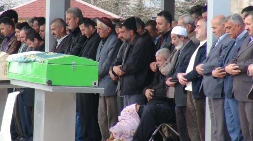 Malatya'da 2 &Ccedil;ocuk Annesini &Ouml;ld&uuml;r&uuml;p, Cesedini Arazide Yaktılar