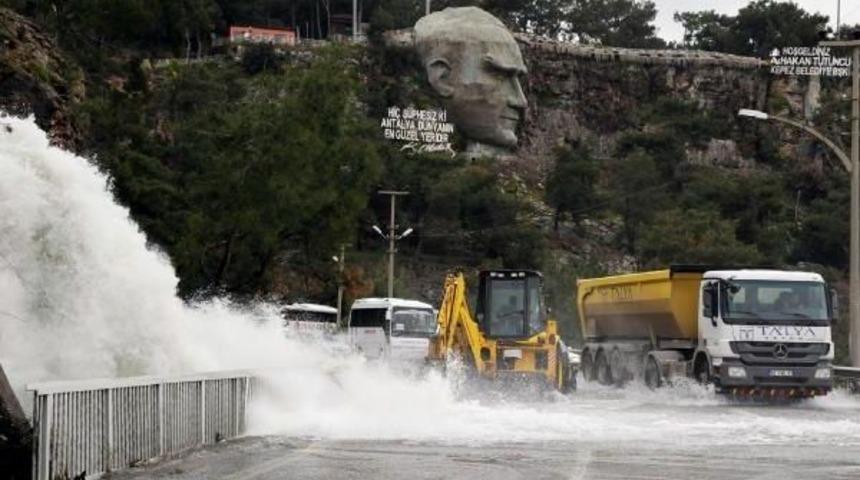 Santral Kapağı A&ccedil;ılınca Yolları Su Bastı