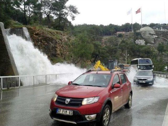 Santral Kapağı Açılınca Yolları Su Bastı