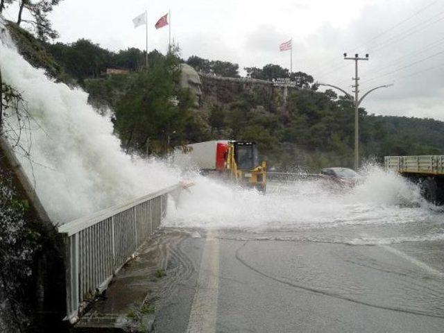 Santral Kapağı Açılınca Yolları Su Bastı