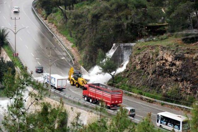 Santral Kapağı Açılınca Yolları Su Bastı