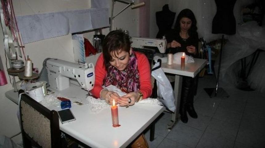 Mum Işığında Gelinlik Hazırladı