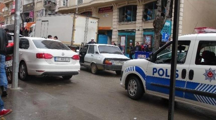 Gaz Sızıntısı Yapan Otomobil &Ccedil;evredeki Esnafa Korku Dolu Anlar Yaşattı