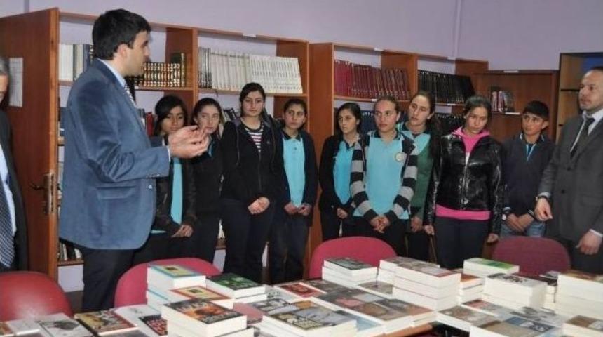 Arpa&ccedil;ay Kaymakamlığı&rsquo;nca Anadolu Lisesi&rsquo;ne Kitap Hediye Edildi