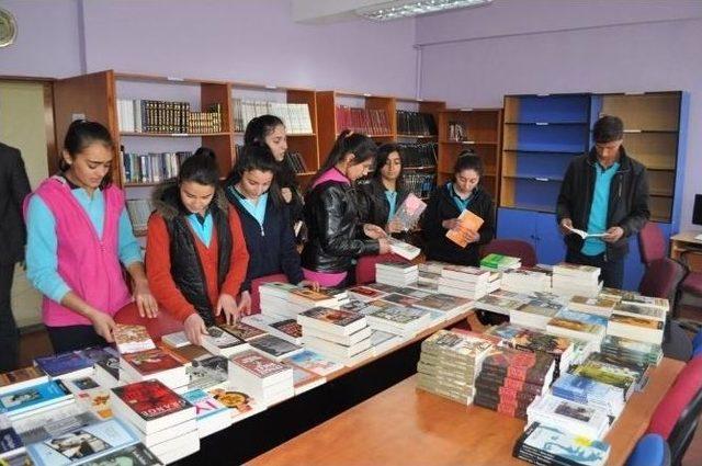 Arpaçay Kaymakamlığı’nca Anadolu Lisesi’ne Kitap Hediye Edildi