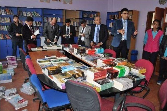 Arpaçay Kaymakamlığı’nca Anadolu Lisesi’ne Kitap Hediye Edildi