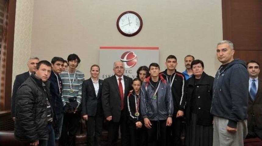 &Ouml;zel Sporcular Vali Tuna&rsquo;yı Ziyaret Etti