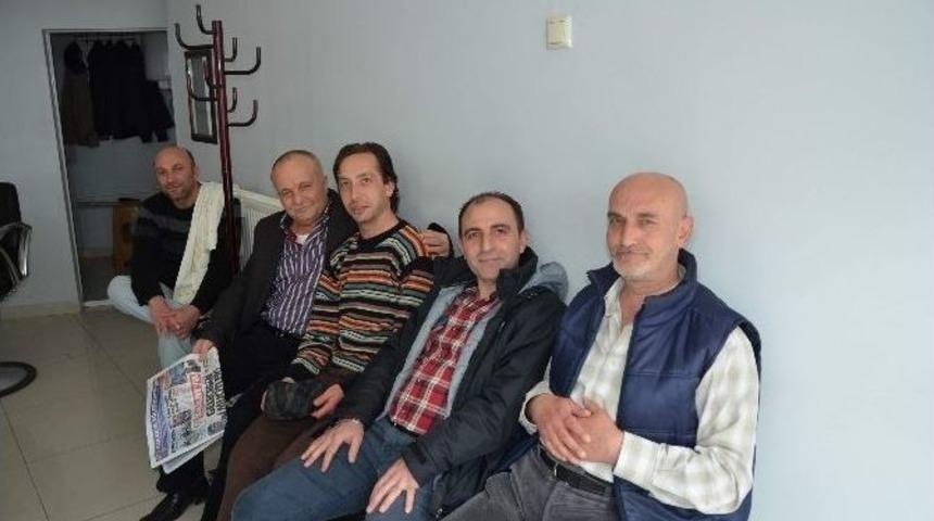 Vatandaşlar Berberde Elektriğin Gelmesini Bekledi