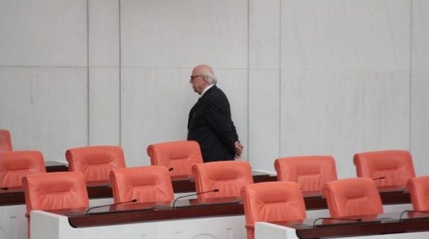 Meclis &Ccedil;alışmaları Uzayınca Bakan Avcı Salonda Turladı