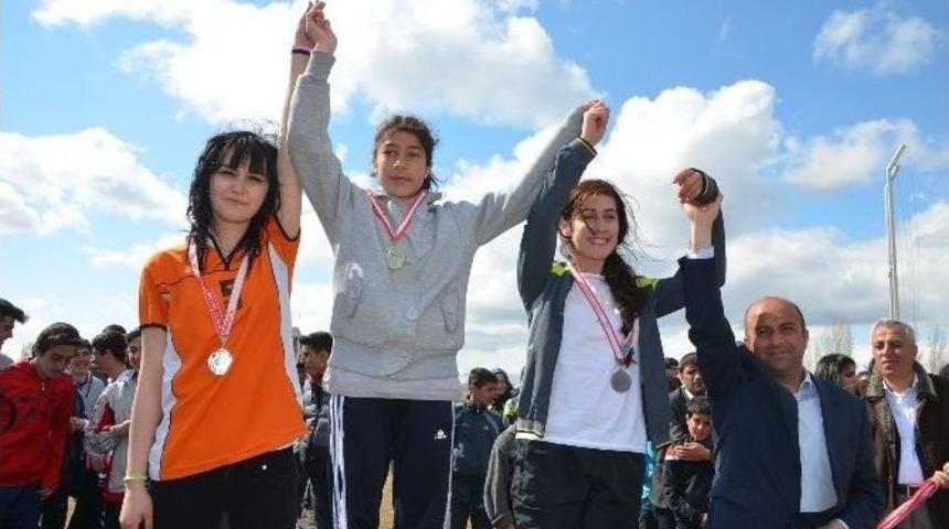 Puanlı Atletizmde Kupa Ve Madalaya Coşkusu