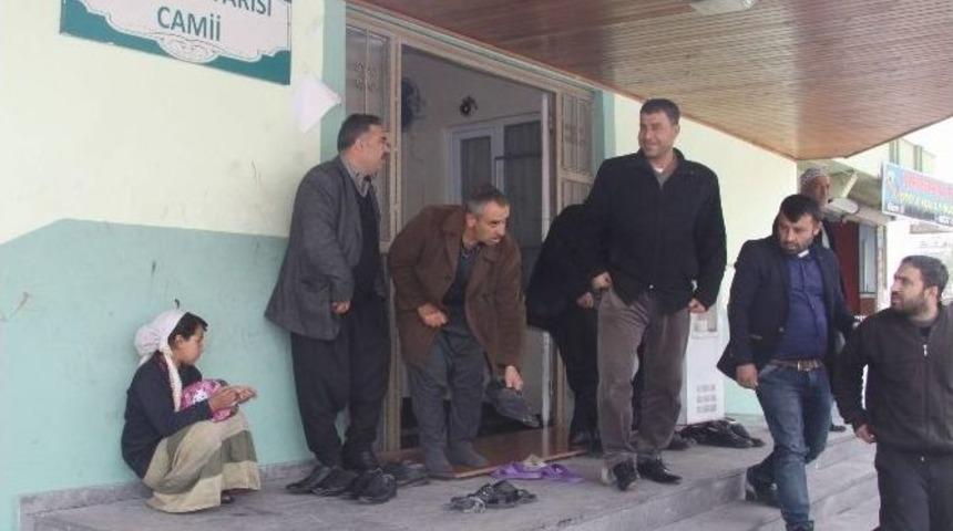 (&ouml;zel Haber) 10 Yaşındaki Kız Camide Ayakkabı Boyayıp Eve Yiyecek Alıyor