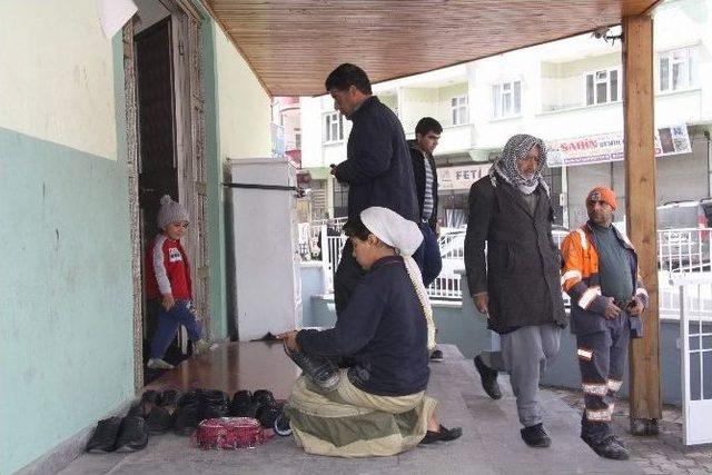 (&ouml;zel Haber) 10 Yaşındaki Kız Camide Ayakkabı Boyayıp Eve Yiyecek Alıyor 1