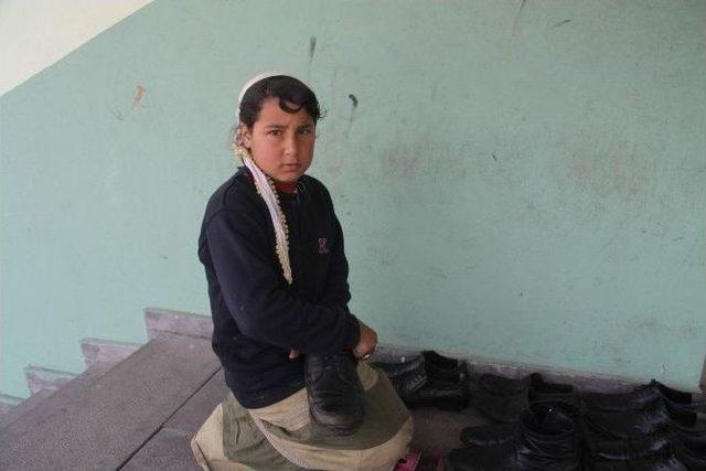 (&ouml;zel Haber) 10 Yaşındaki Kız Camide Ayakkabı Boyayıp Eve Yiyecek Alıyor 2
