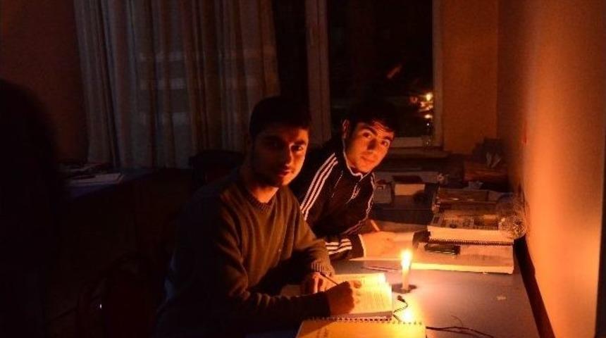 &Ouml;ğrenciler Mum Işığında Ders &Ccedil;alıştı