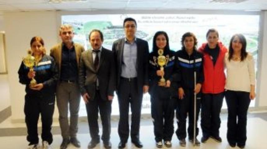 G&ouml;rme Engelli Kadın Halter Takımı Kupayla D&ouml;nd&uuml;