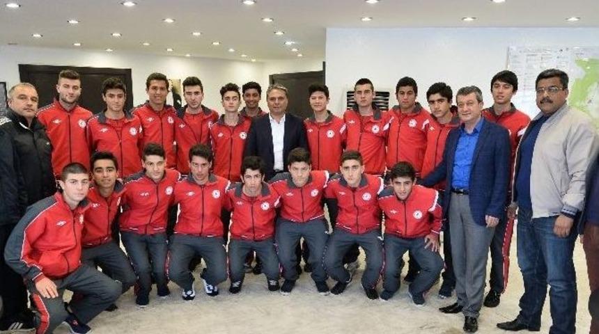 Şampiyon Futbolculardan Başkan Uysal&rsquo;a Ziyaret