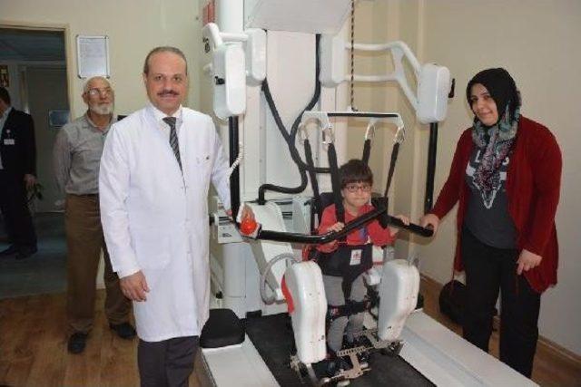 Bu Robot Yürüyemeyen Çocuklara Umut Olacak