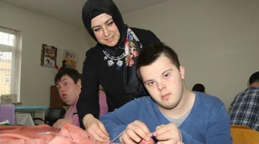 Engelli Gen&ccedil;ler Hem Meslek &Ouml;ğreniyor, Hem Para Kazanıyor