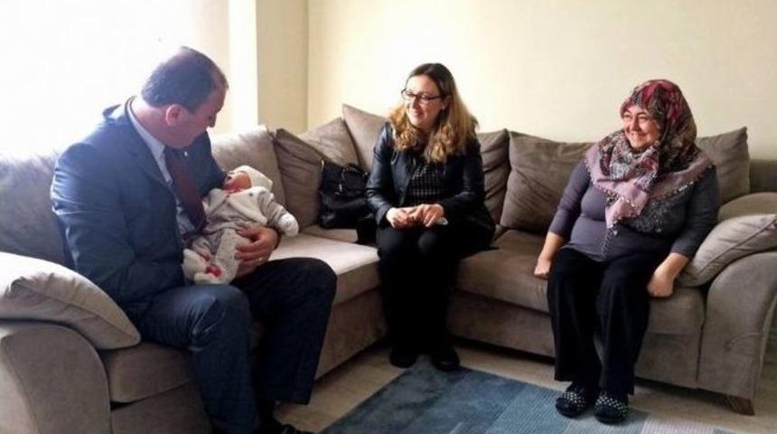 Biga Belediyesinden &lsquo;hoşgeldin Bebek&rsquo; S&uuml;rprizi
