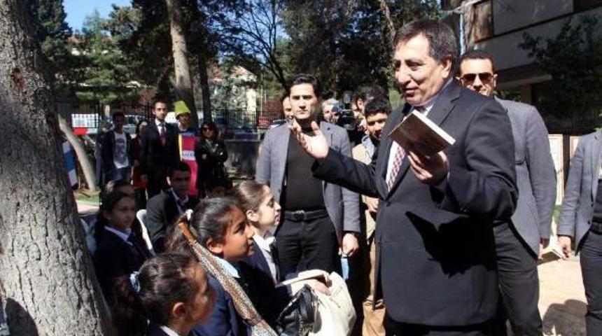 Şanlıurfa Valisi'nden &Ouml;ğrencilere Kitiap Okuma Tavsiyesi