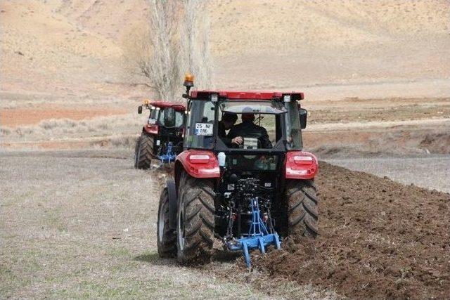 Narman’da Türk Traktörleri Tarla Tatbikatı Düzenlendi