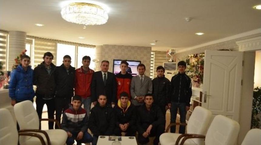 Buz Hokeyinde G&ouml;ğs&uuml;m&uuml;z&uuml; Kabarttılar