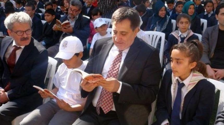 Vali İzzettin K&uuml;&ccedil;&uuml;k, &Ouml;ğrencilere Kitap Okumalarını Tavsiye Etti