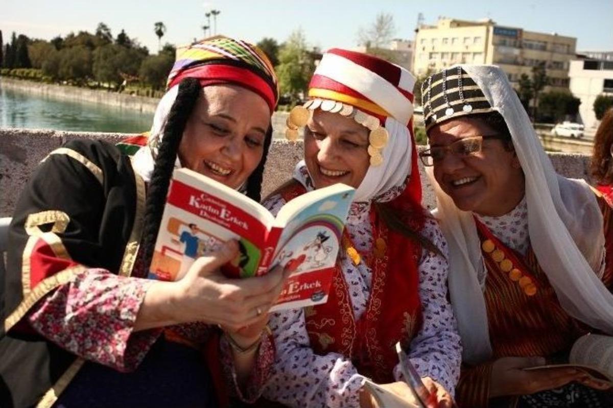 &Ouml;ğrenciler Tarihi K&ouml;pr&uuml;de Kitap Okudu