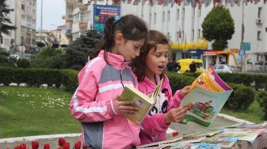 Şehir Meydanında Kitap Okudular