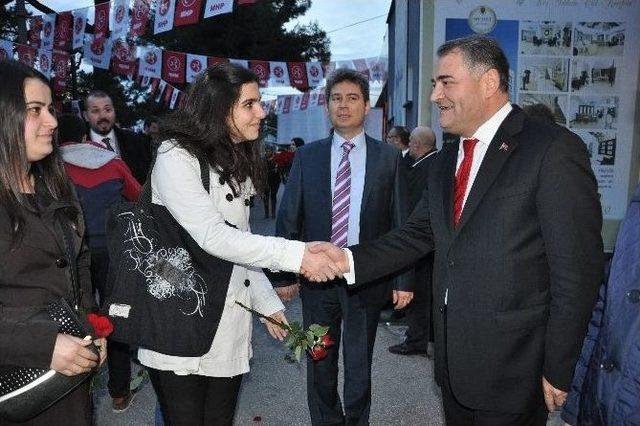 Partililerden Karanfil’e Yoğun İlgi