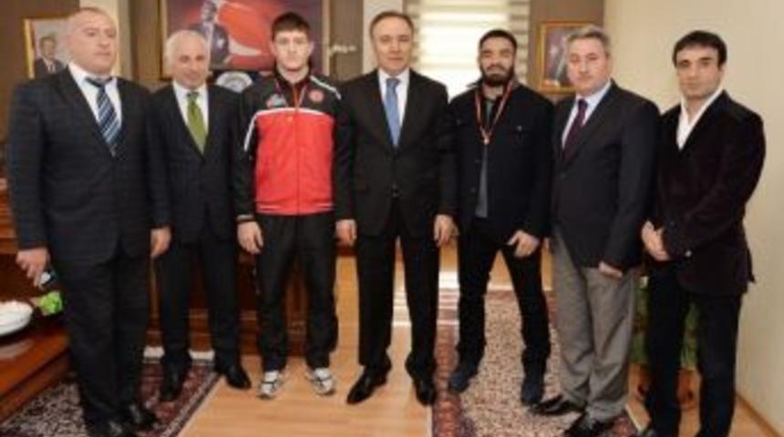 Vali Altıparmak Şampiyonları &Ouml;d&uuml;llendirdi