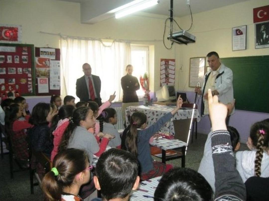 Minik Trafik Polisleri Sorularıyla S&uuml;r&uuml;c&uuml;leri Terletti